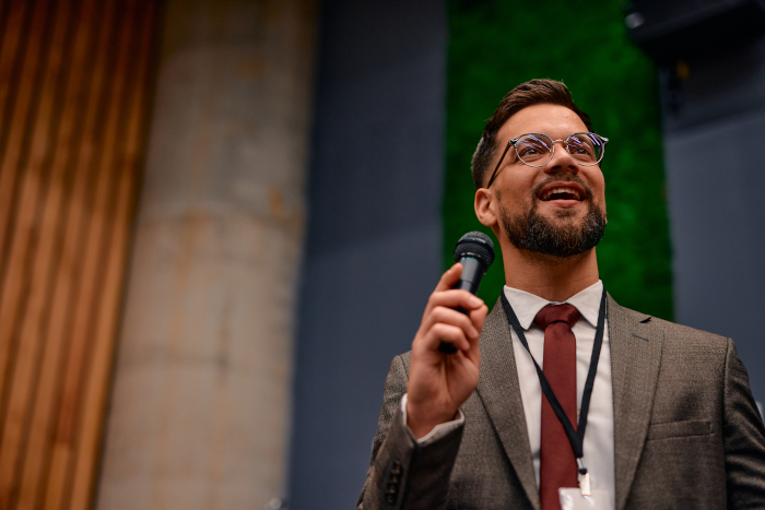 Expert tutor leading a university-style seminar